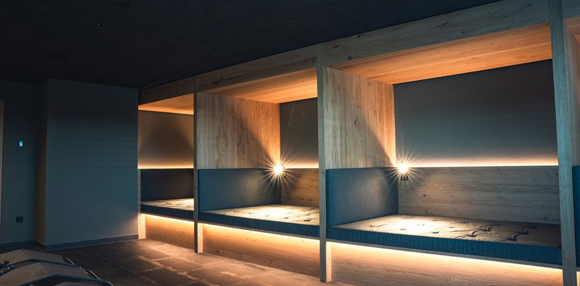 Sitzgelegenheiten im Hallenbad