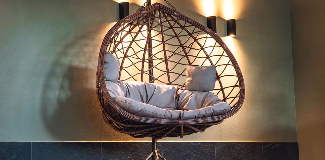 Una poltrona a bordo della piscina interna